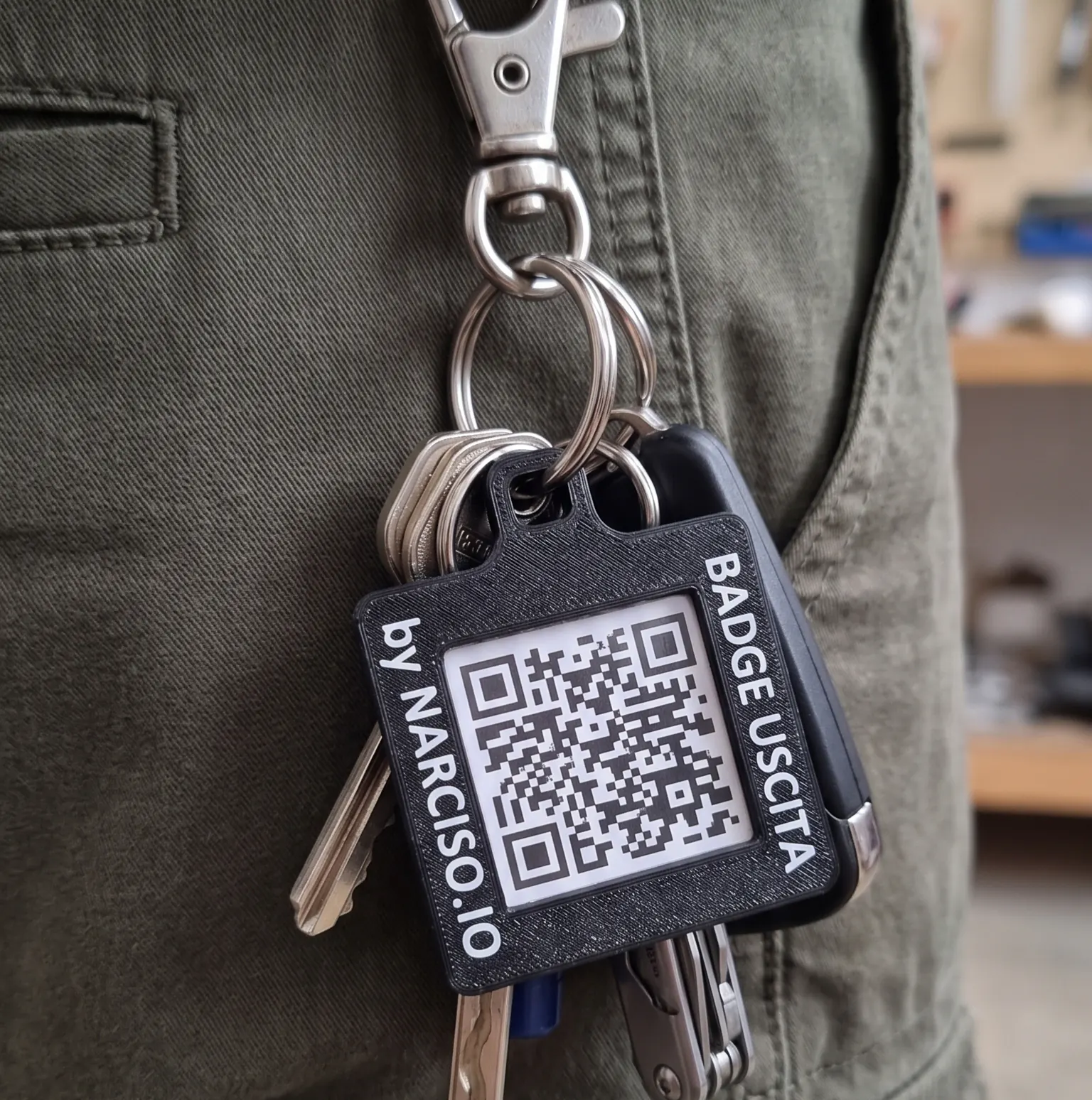 Un portachiavi con il badge QR di Narciso: passato sul lettore, registra la presenza.