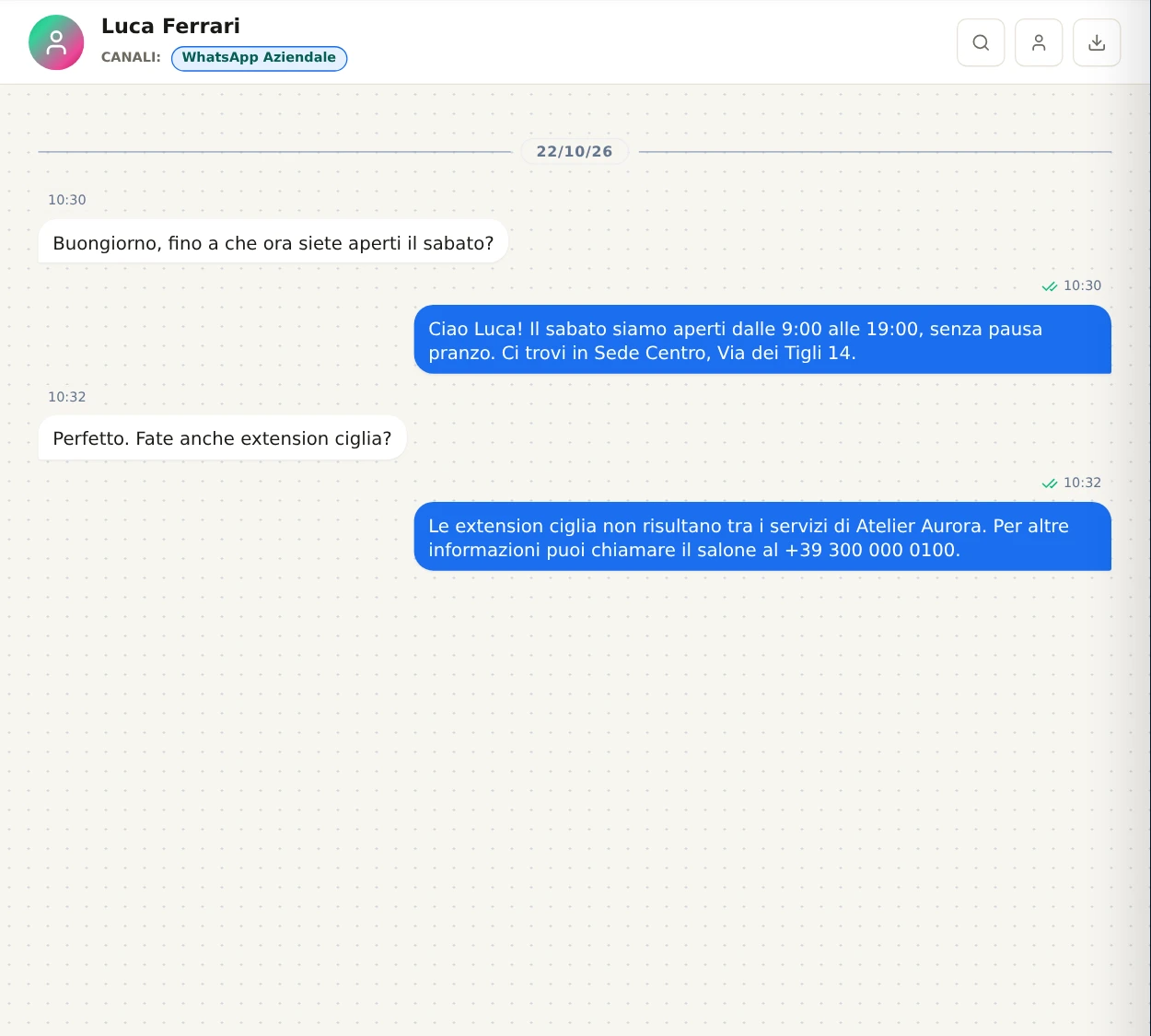 Una conversazione in cui l'assistente risponde con gli orari del sabato e, su un servizio inesistente, con «non risulta» e il telefono del salone.