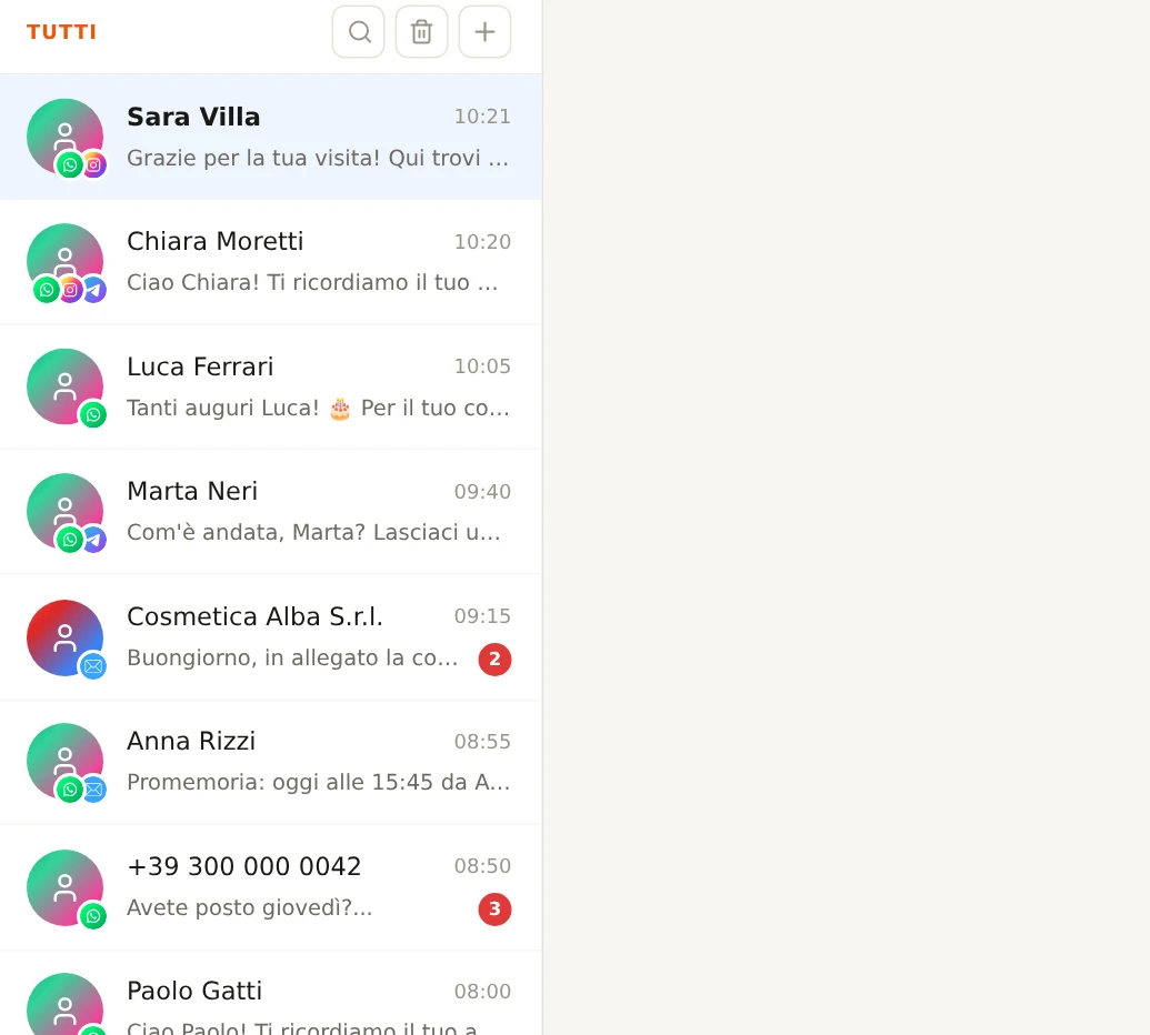 L'elenco delle conversazioni con le anteprime dei messaggi automatici e i tondi di canali diversi.