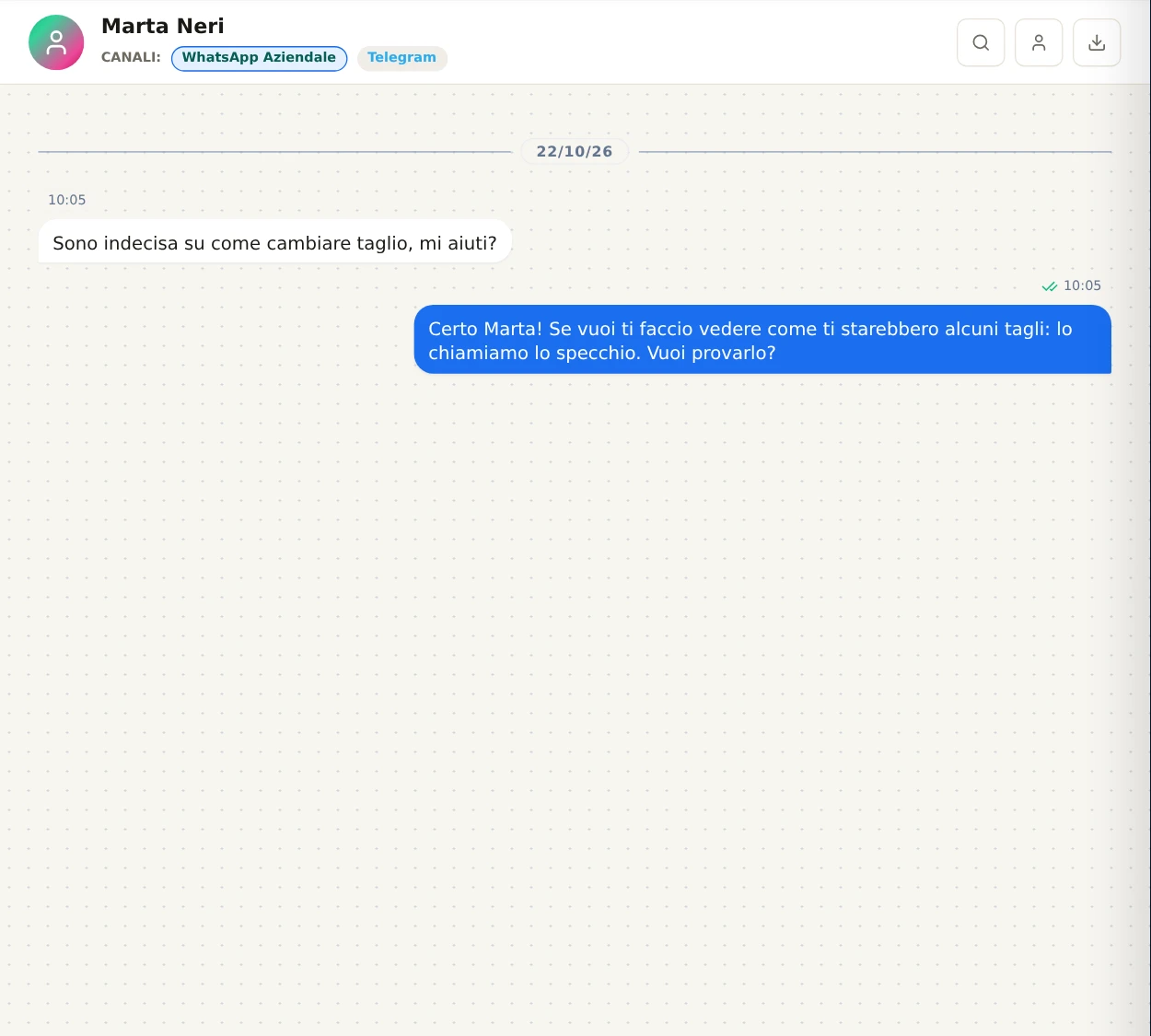 Una conversazione in cui il cliente è indeciso sul taglio e l'assistente propone lo specchio.